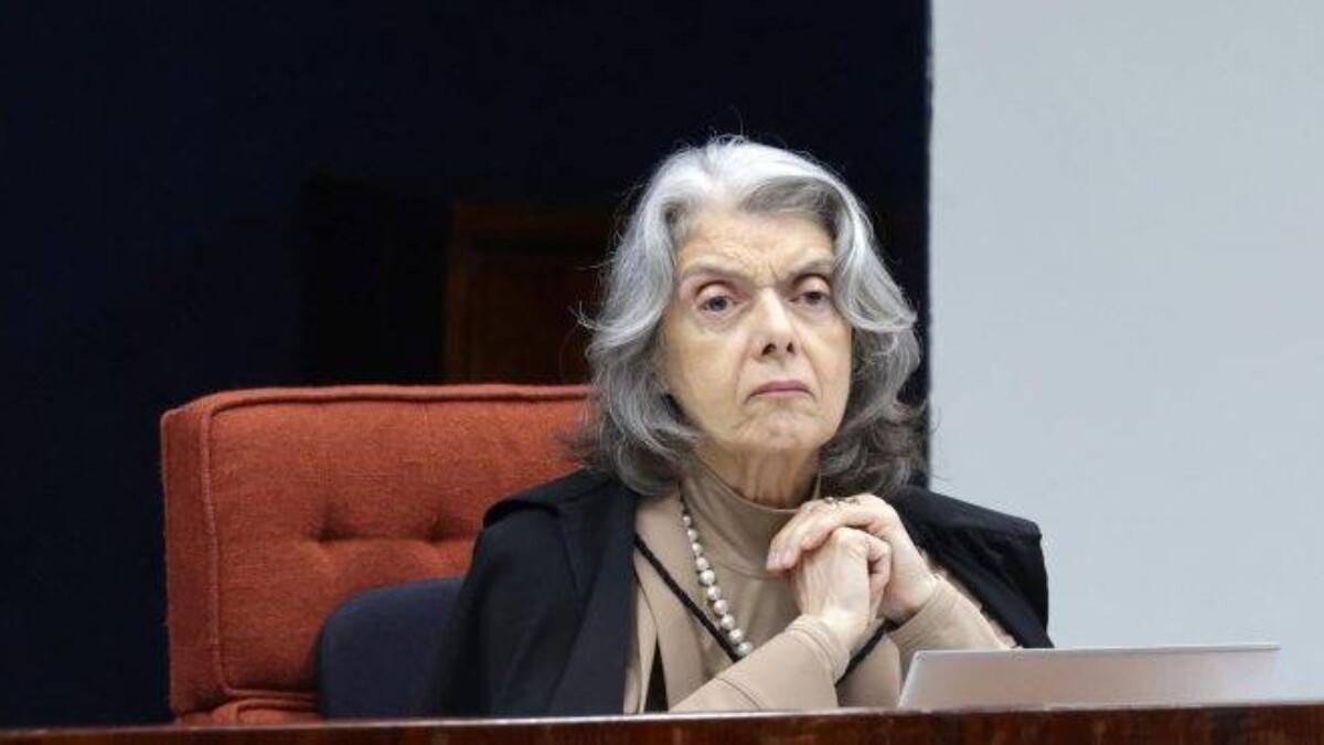 Ministra Cármen Lúcia durante sessão do Tribunal Superior Eleitoral