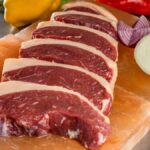 Balcão de açougue com cortes de carne bovina e preços elevados