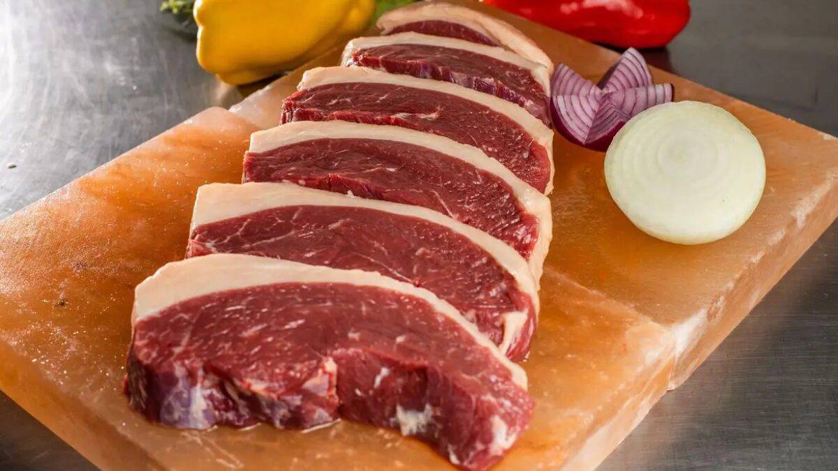 Balcão de açougue com cortes de carne bovina e preços elevados