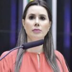 Deputada Caroline de Toni durante sessão na Câmara dos Deputados