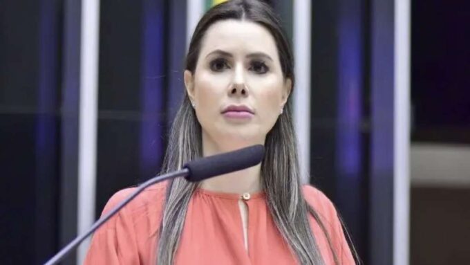 Deputada Caroline de Toni durante sessão na Câmara dos Deputados