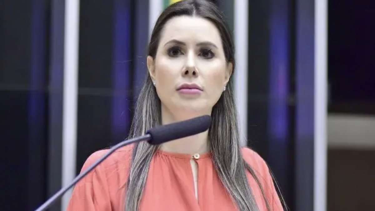 Deputada Caroline de Toni durante sessão na Câmara dos Deputados