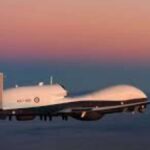 Drone militar dos Estados Unidos em operação sobre área marítima no Estreito de Ormuz