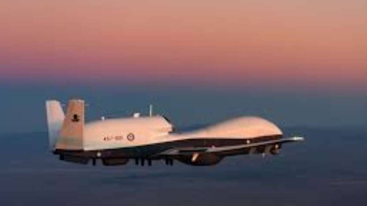 Drone militar dos Estados Unidos em operação sobre área marítima no Estreito de Ormuz