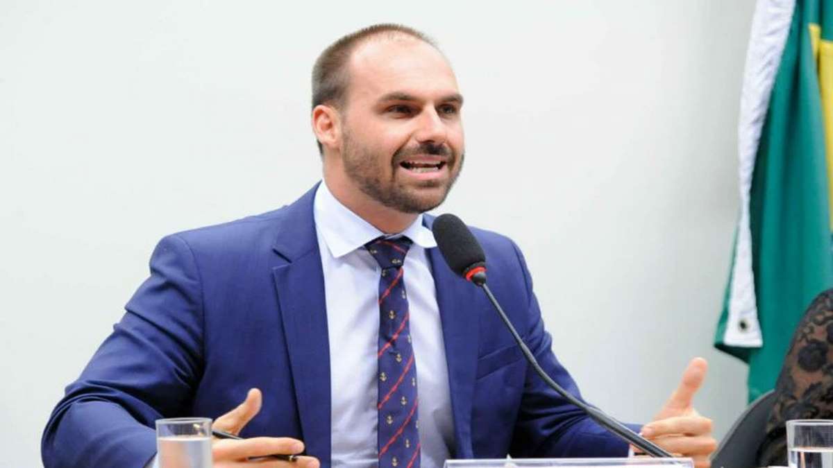 Deputado Eduardo Bolsonaro durante discurso desafiando o ministro Alexandre de Moraes do Supremo Tribunal Federal
