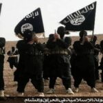 Membros de segurança patrulham entrada de igreja durante ameaça terrorista do Estado Islâmico na Páscoa