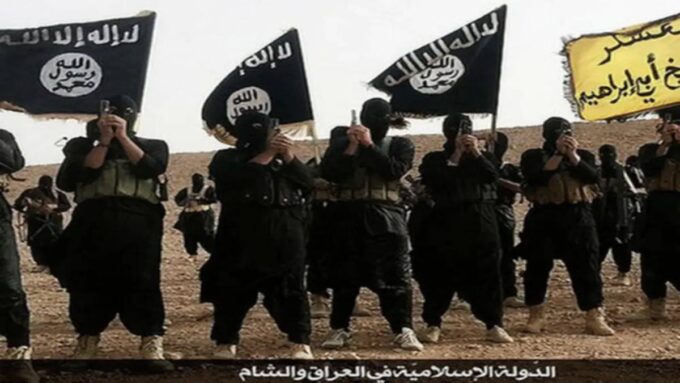 Membros de segurança patrulham entrada de igreja durante ameaça terrorista do Estado Islâmico na Páscoa