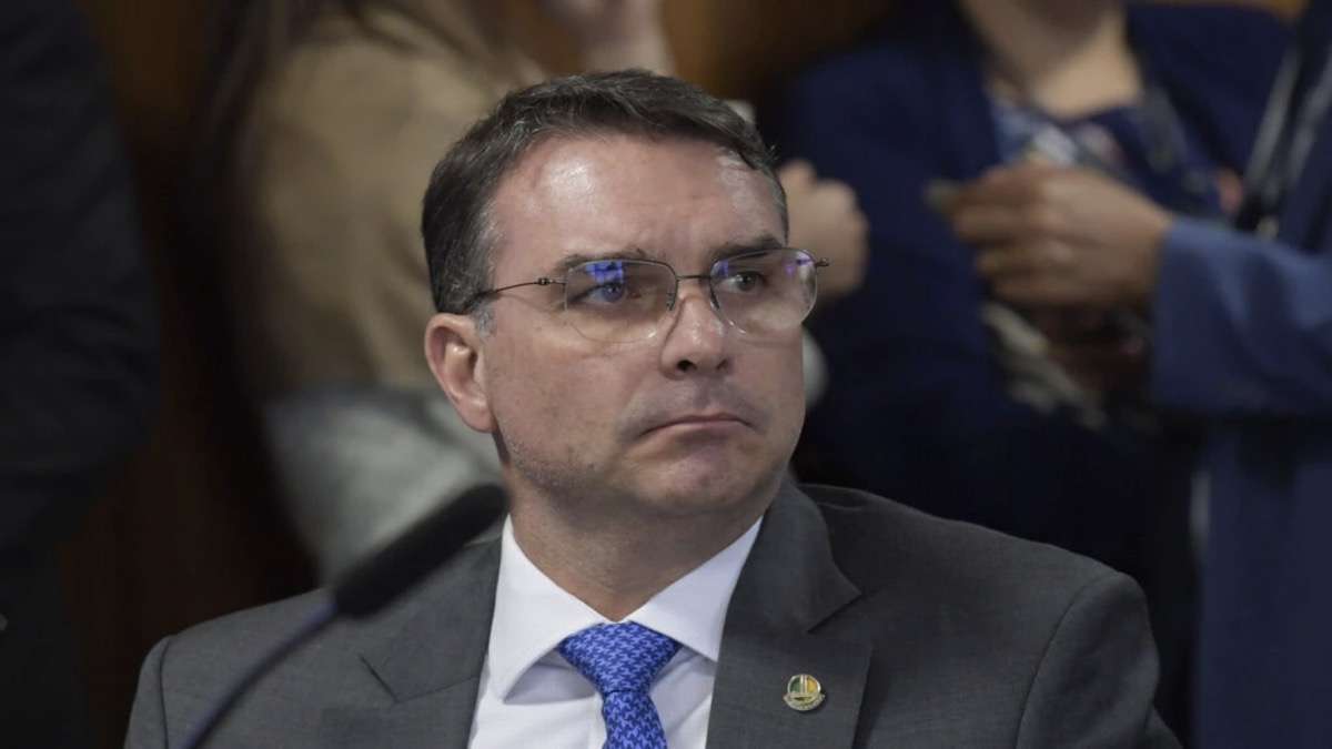 Senador Flávio Bolsonaro durante pronunciamento sobre o Pix e críticas do PT