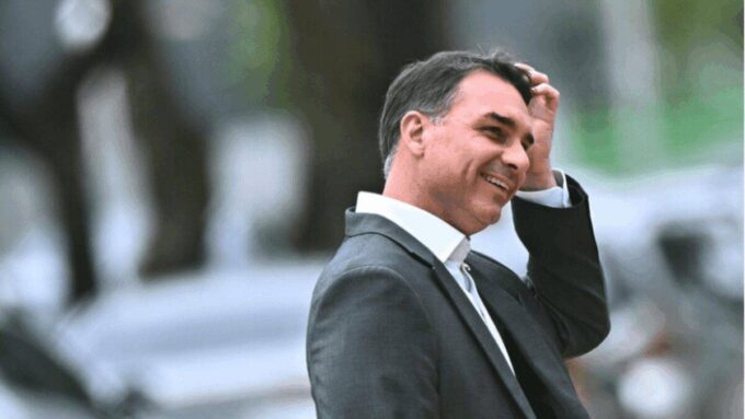 Flávio Bolsonaro em imagem associada ao bloqueio da plataforma Polymarket no Brasil