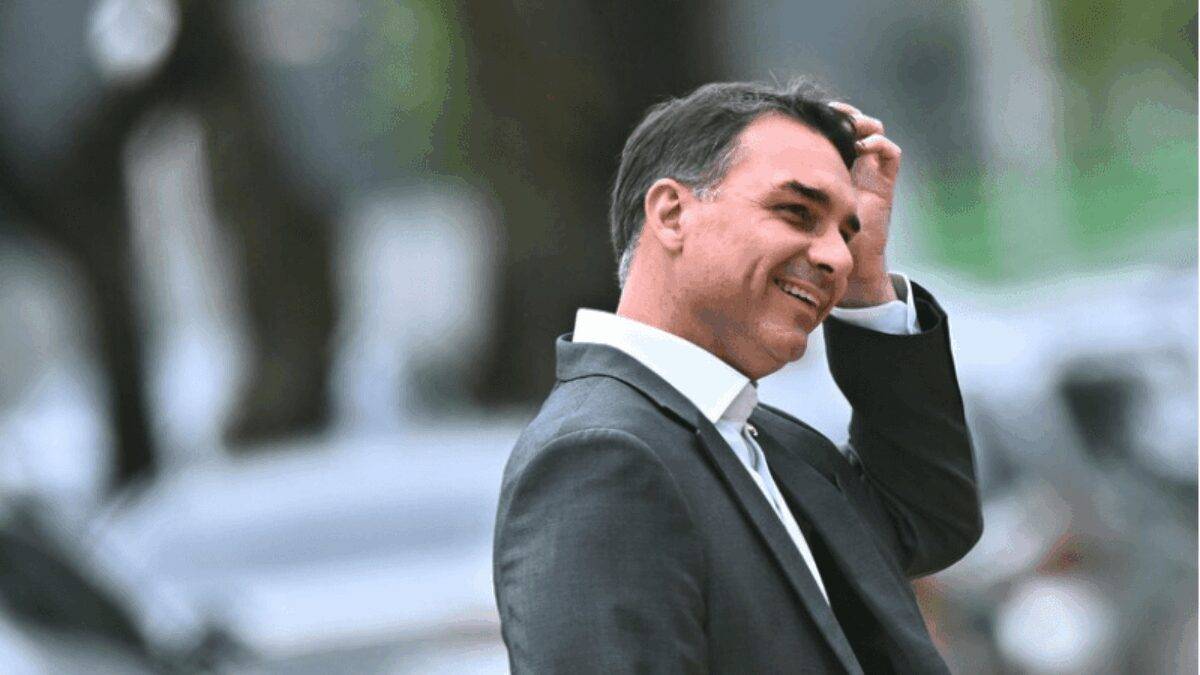 Flávio Bolsonaro em imagem associada ao bloqueio da plataforma Polymarket no Brasil