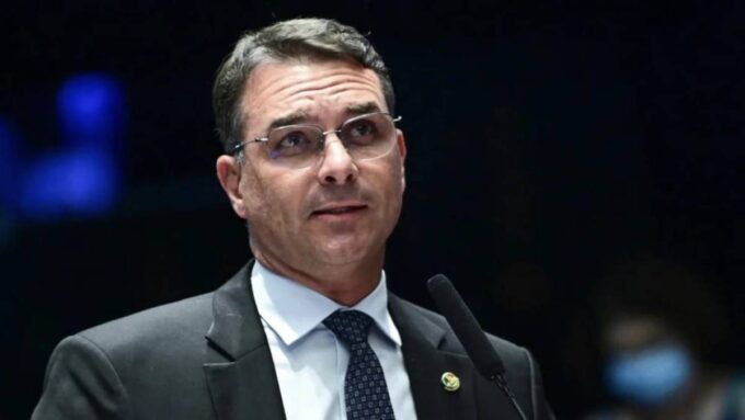 Flávio Bolsonaro em imagem ligada a campanha digital do PT