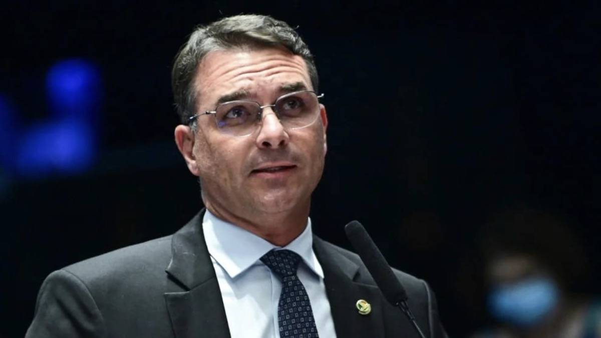 Flávio Bolsonaro em imagem ligada a campanha digital do PT