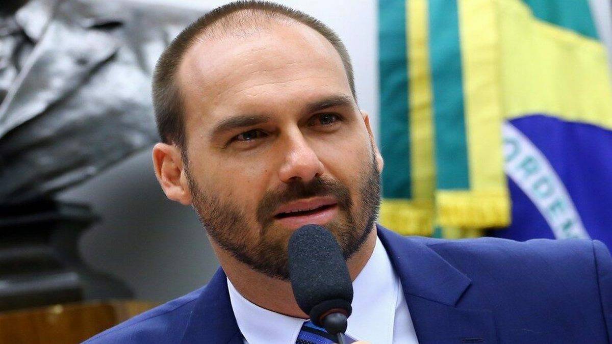 Senador Lindbergh Farias e deputado Eduardo Bolsonaro em contexto de disputa política sobre o TSE