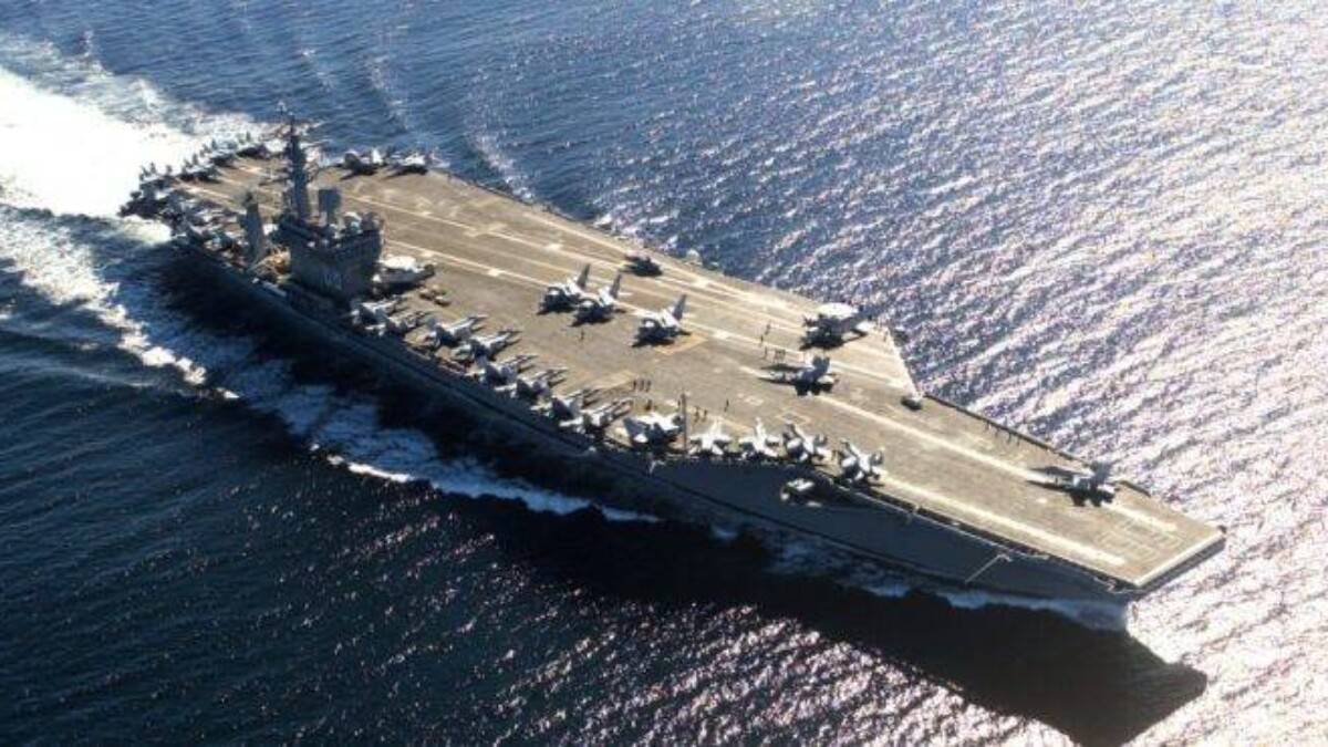 Navio da Marinha dos Estados Unidos em exercício naval no Rio de Janeiro