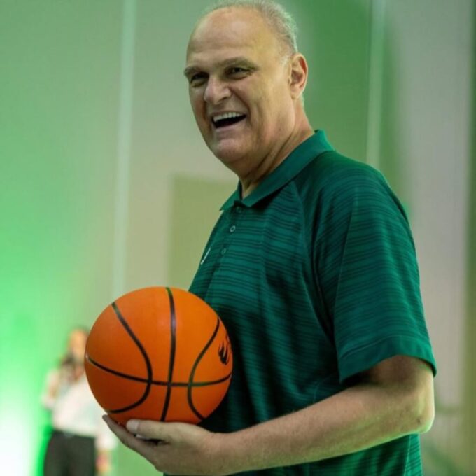 Oscar Schmidt em imagem de arquivo durante evento ligado ao basquete brasileiro