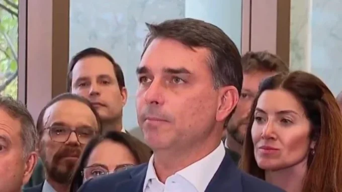 Flávio Bolsonaro fala sobre a CPI do Banco Master em coletiva