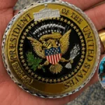 Flávio Bolsonaro exibe medalha recebida de Donald Trump em Washington