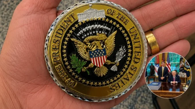 Flávio Bolsonaro exibe medalha recebida de Donald Trump em Washington