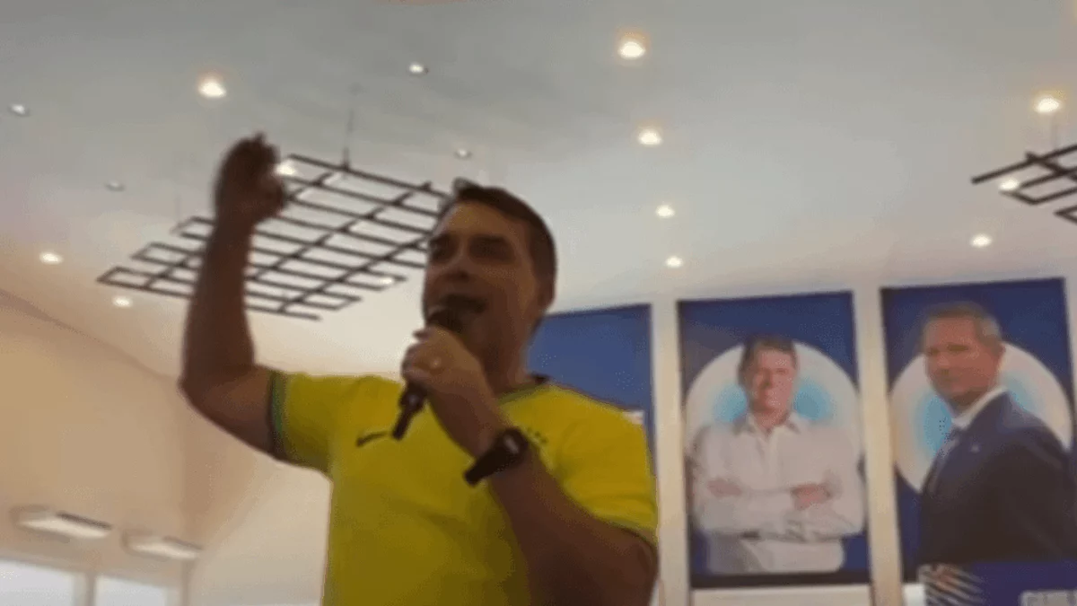 Flávio Bolsonaro durante evento político em Sorocaba
