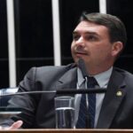 Flávio Bolsonaro em notícia sobre reunião com Donald Trump na Casa Branca