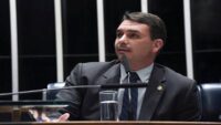 Flávio Bolsonaro em notícia sobre reunião com Donald Trump na Casa Branca