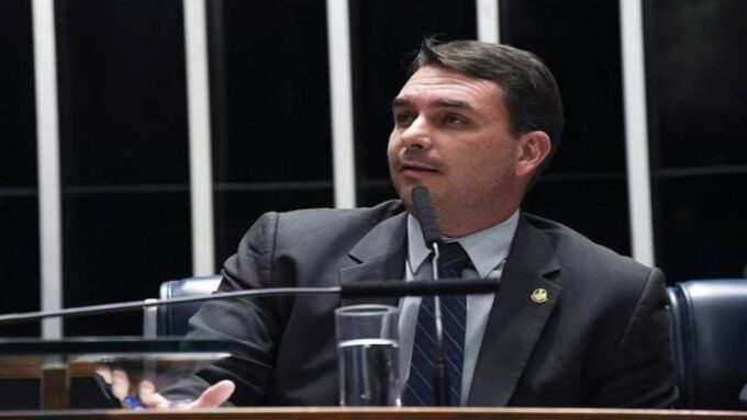 Flávio Bolsonaro em notícia sobre reunião com Donald Trump na Casa Branca