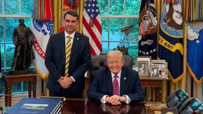 Flávio Bolsonaro em encontro com Donald Trump na Casa Branca