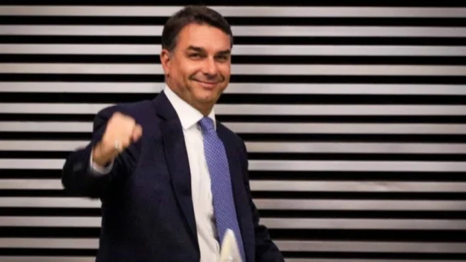 Flávio Bolsonaro em viagem aos EUA para buscar encontro com Donald Trump