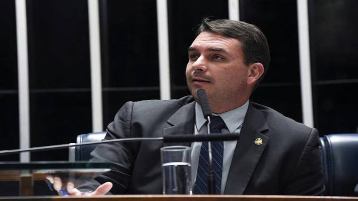 Flávio Bolsonaro em notícia sobre reunião com Donald Trump na Casa Branca