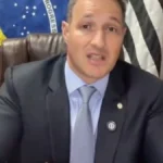 Guilherme Derrite defende Flávio Bolsonaro em caso sobre documentário