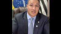 Guilherme Derrite defende Flávio Bolsonaro em caso sobre documentário