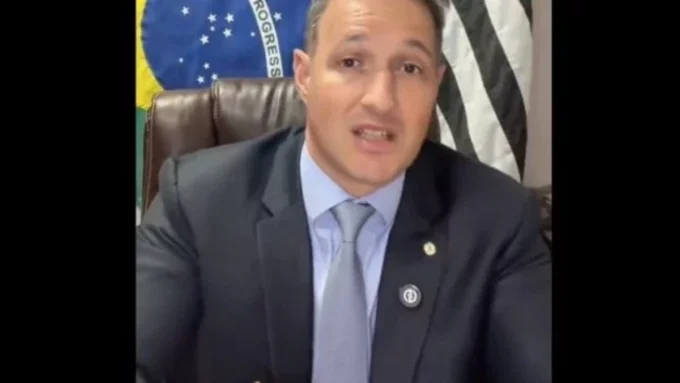 Guilherme Derrite defende Flávio Bolsonaro em caso sobre documentário
