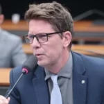 Mário Frias e Flávio Dino em contexto de decisão do STF sobre viagem internacional