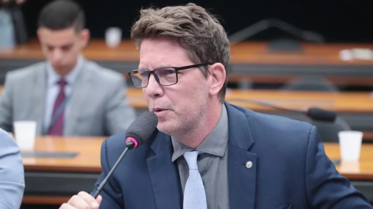 Mário Frias e Flávio Dino em contexto de decisão do STF sobre viagem internacional