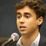 Deputado Nikolas Ferreira durante sessão da Câmara em Brasília