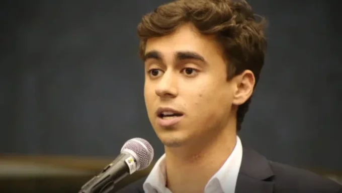 Deputado Nikolas Ferreira durante sessão da Câmara em Brasília