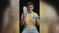 Nikolas Ferreira em anúncio como embaixador da marca Pé Direito