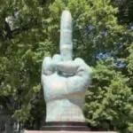 Escultura de dedo médio instalada diante da Prefeitura de Nova York