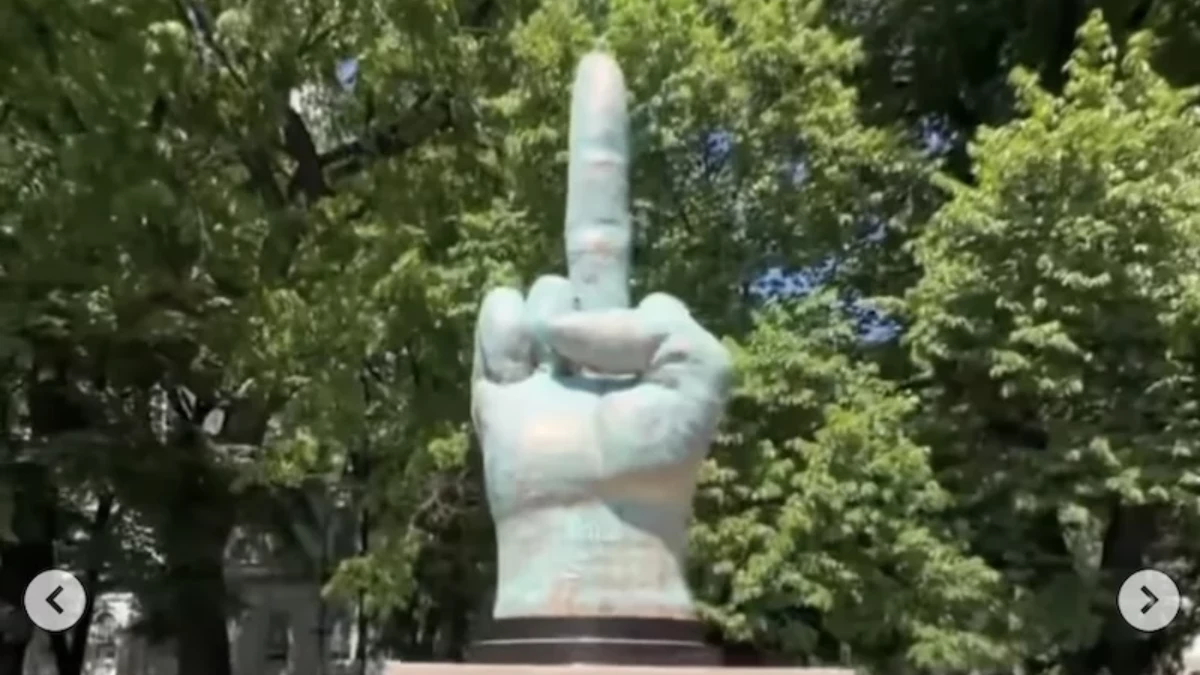 Escultura de dedo médio instalada diante da Prefeitura de Nova York