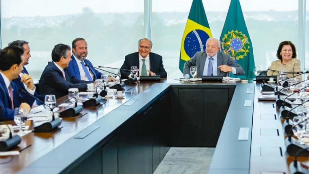 Ministro Alexandre Silveira anuncia proposta para elevar mistura de etanol na gasolina