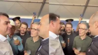 Flávio Bolsonaro e Romeu Zema durante brinde com leite na Megaleite em Belo Horizonte