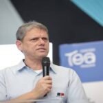 Governador Tarcísio de Freitas durante entrevista ao programa Pânico na Jovem Pan criticando Fernando Haddad