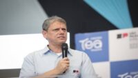 Governador Tarcísio de Freitas durante entrevista ao programa Pânico na Jovem Pan criticando Fernando Haddad
