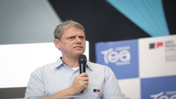 Governador Tarcísio de Freitas durante entrevista ao programa Pânico na Jovem Pan criticando Fernando Haddad